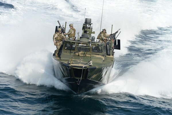 RCB Militärboot mit Soldaten