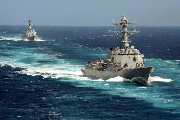 Schiffe mit Waffen, ddg-100 Minenwerfer, Zerstörer, uss kidd, Schiff auf Patrouille im Feldzug, auf hoher See mit Horizont