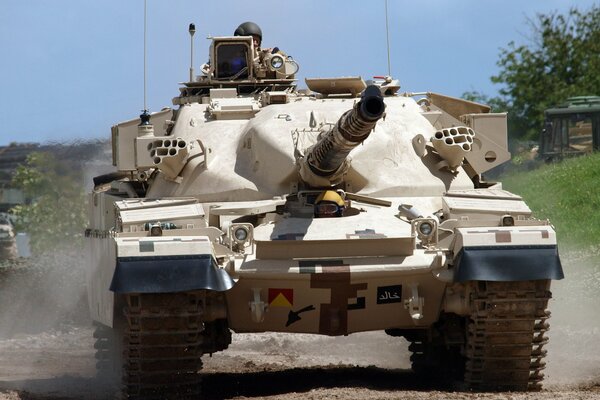 Tank in der Ortschaft im Staub