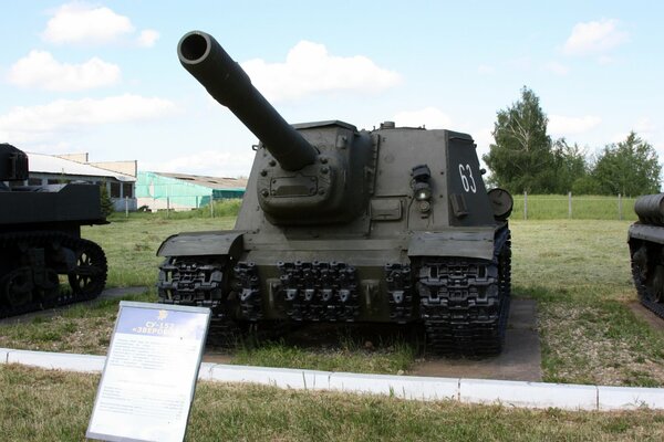 Tanque, barril hacia adelante sobre fondo verde