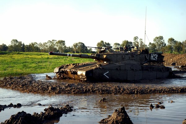 Tanque israelí Merkava 2 en el barro