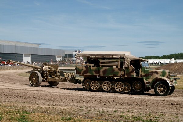 Canon antichar allemand sur un tracteur avec une coloration de camouflage