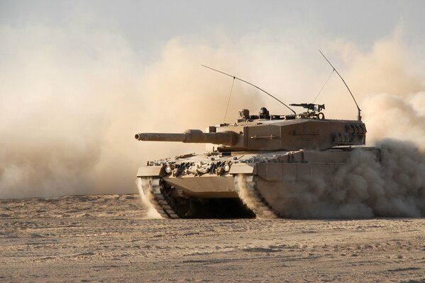 Kampfpanzer Leopard-2 a4 in Staub und Sand