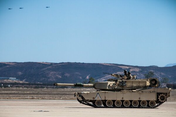 Militärtechnik. Tank in Bewegung