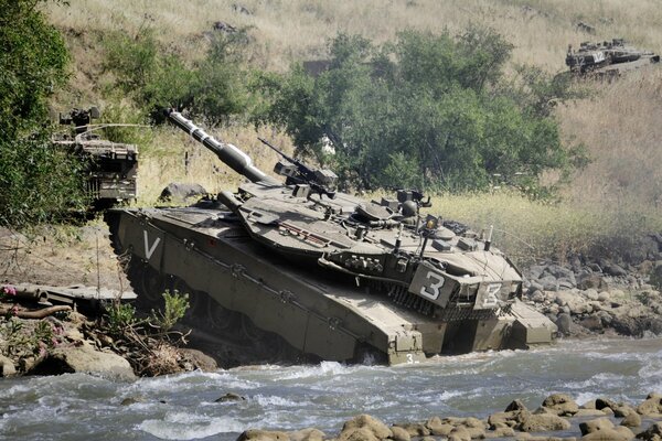 Główny czołg Merkava w błocie Izraela