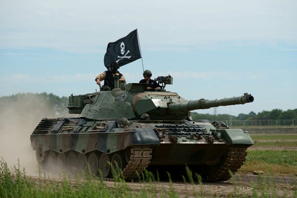 Tanque de batalla de leopardo en movimiento