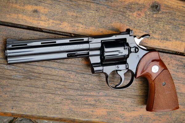 Tavole revolver Colt pitone