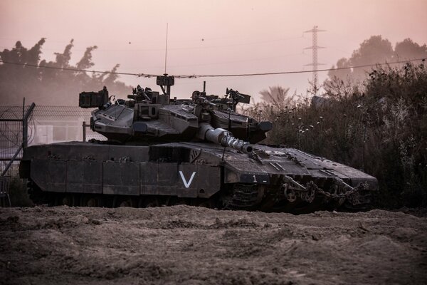 Der Kampfpanzer von Merkawa steht auf dem Feld