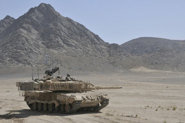 Char de combat dans le désert sur fond de montagne