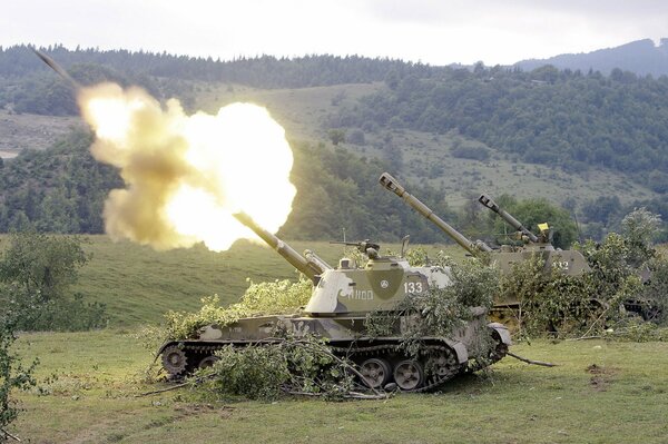 Disparos de entrenamiento de tanques en el campo