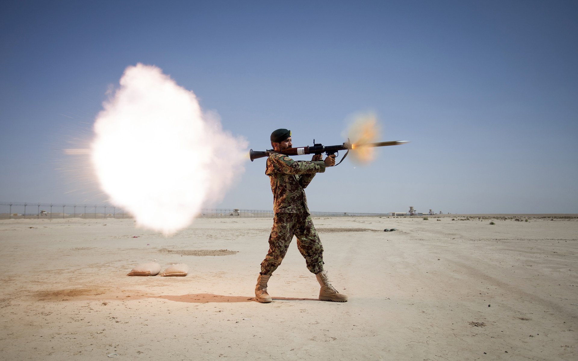 rpg lanciagranate arma soldato esplosione cielo campo