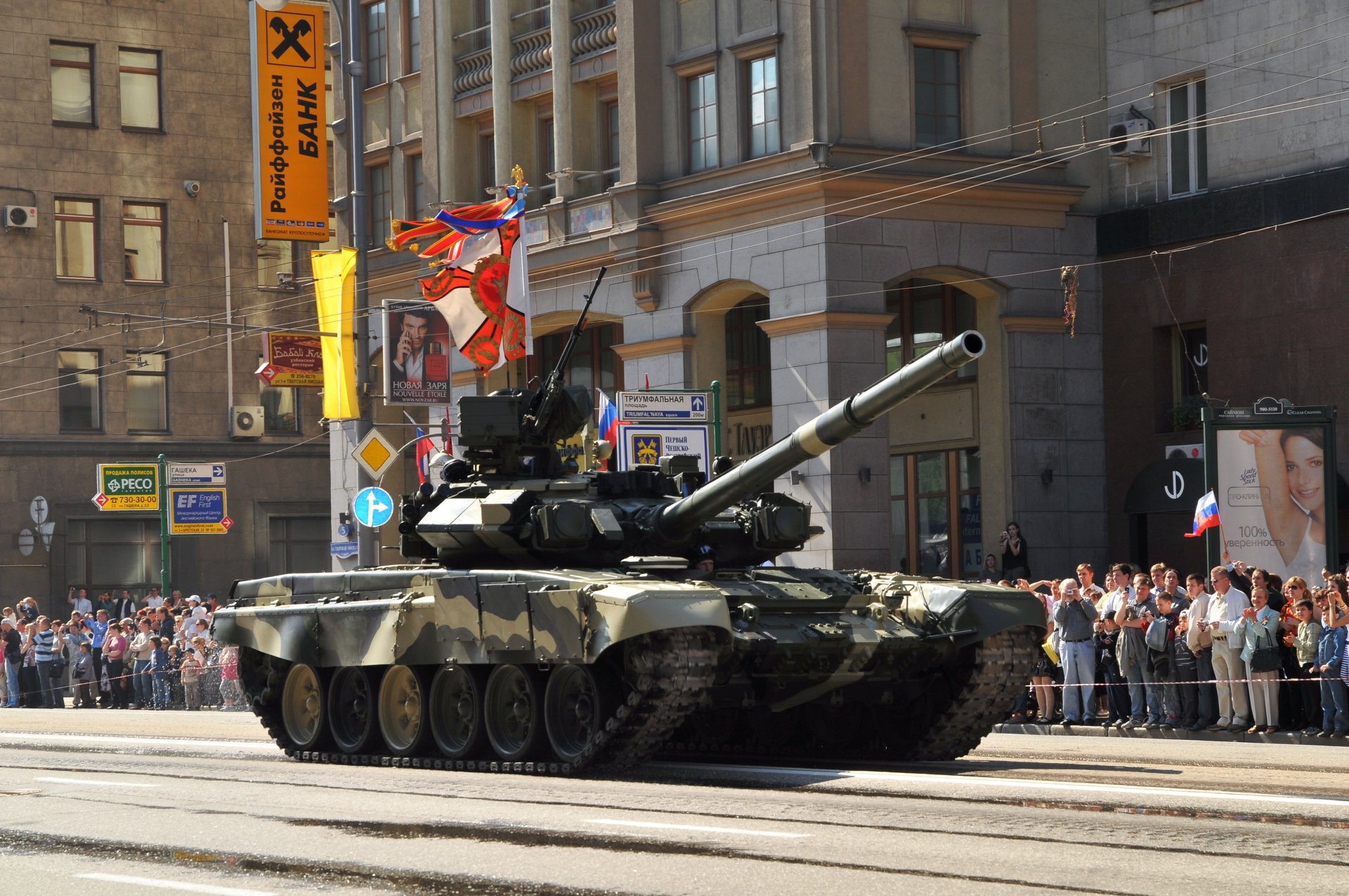 t-90 tanque tanque de batalla principal ruso moscú desfile militar gente