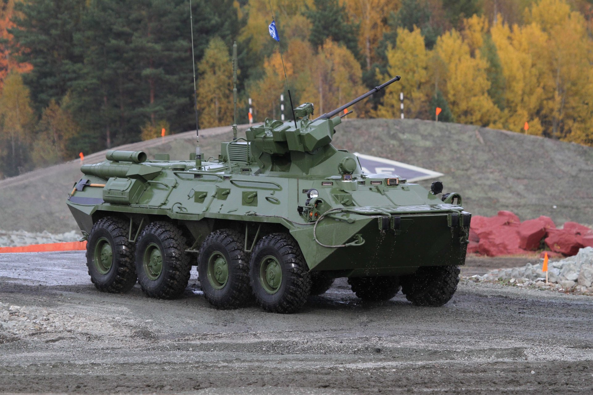 btr-82a modification armé 30-mm automatique. canon 2a72 62mm mitrailleuse pkt monté sur tourelle combat module équipé actionneurs électriques vertical horizontal guidage permet visée tirer en mouvement champ de tir exercice russie