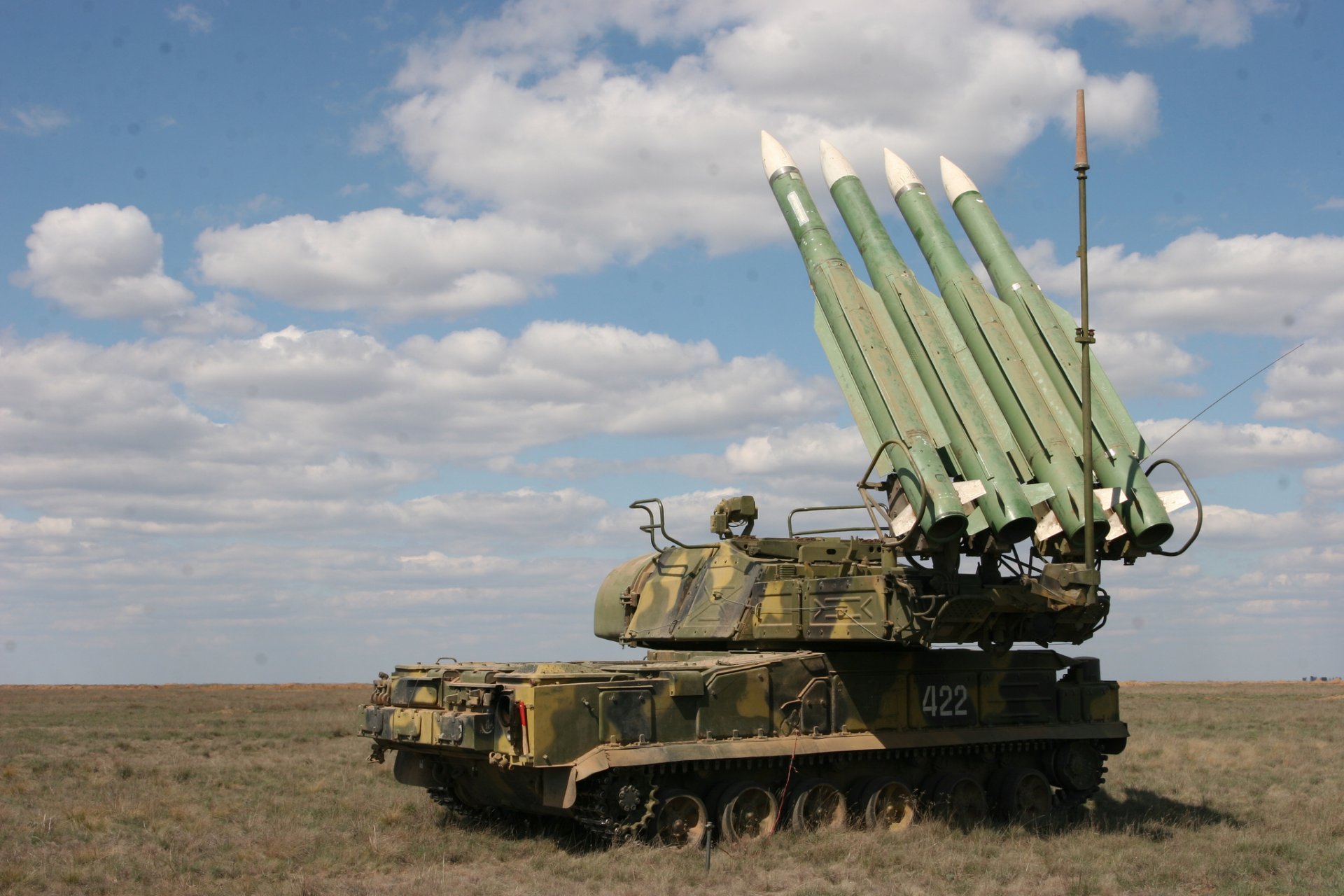 buk-m2 sistema missilistico antiaereo semovente installazione campo cielo nuvole