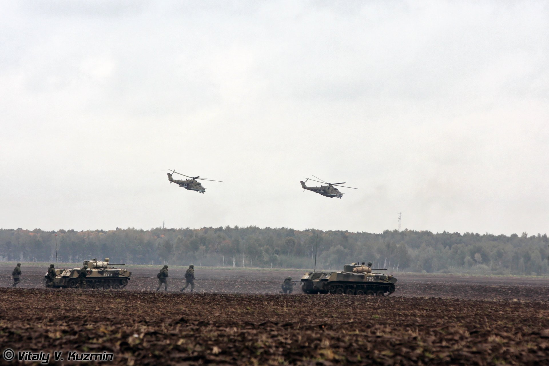 bmd-2 soldats troupes aéroportées parachutistes mi-24 armes exercices polygone