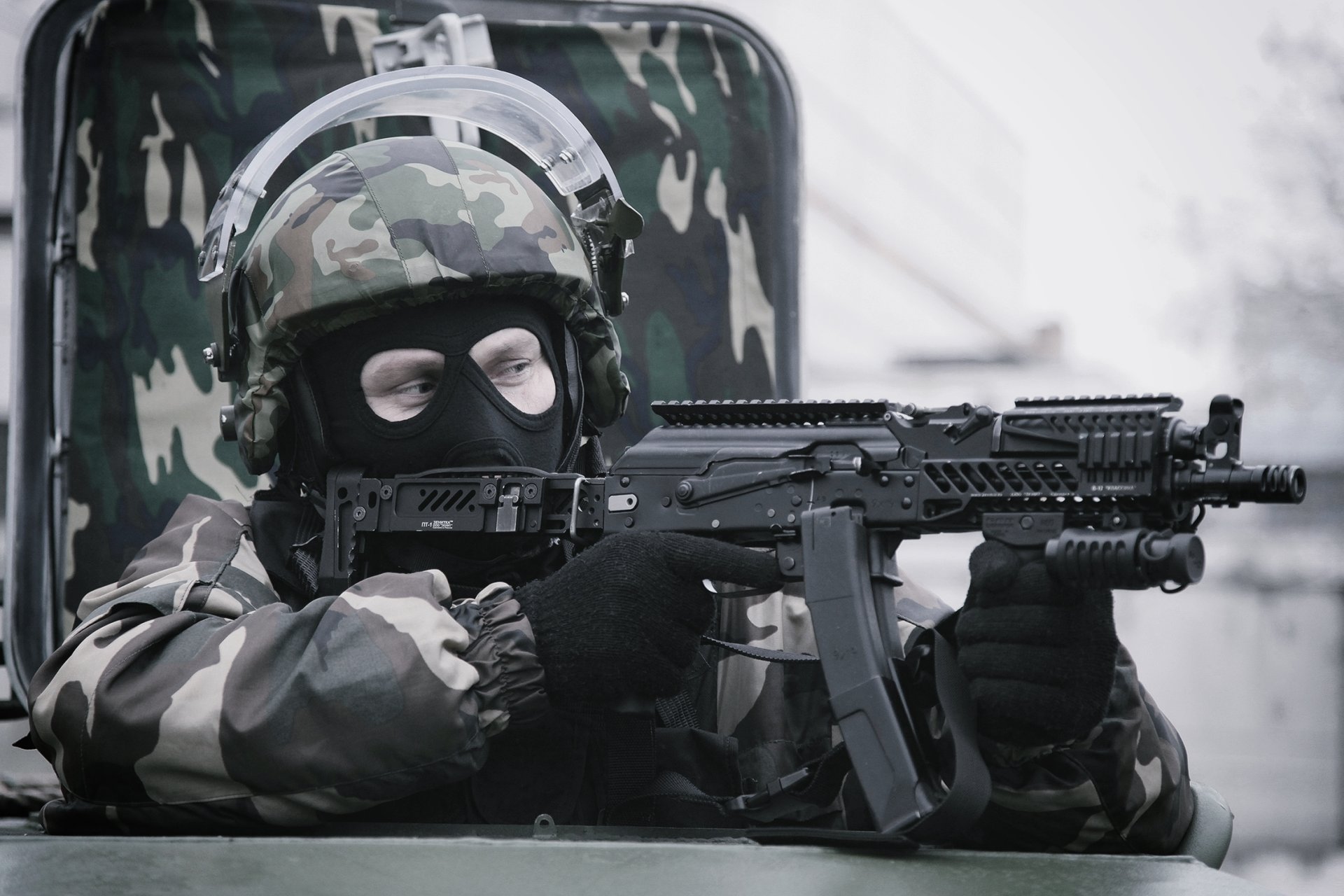 osn saturn forces spéciales soldat combattant militaire russie automatique pp-19-01 vityaz-sn casque masque