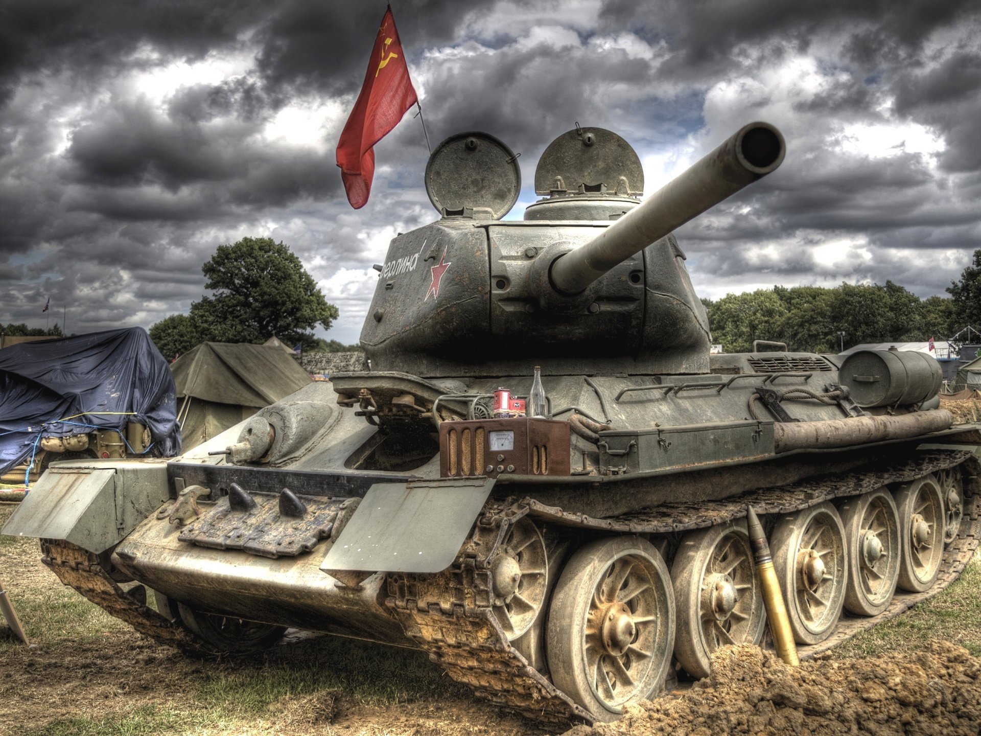 jour de la victoire t-34-85 soviétique moyen char canon projectile bannière radio tentes ciel nuages