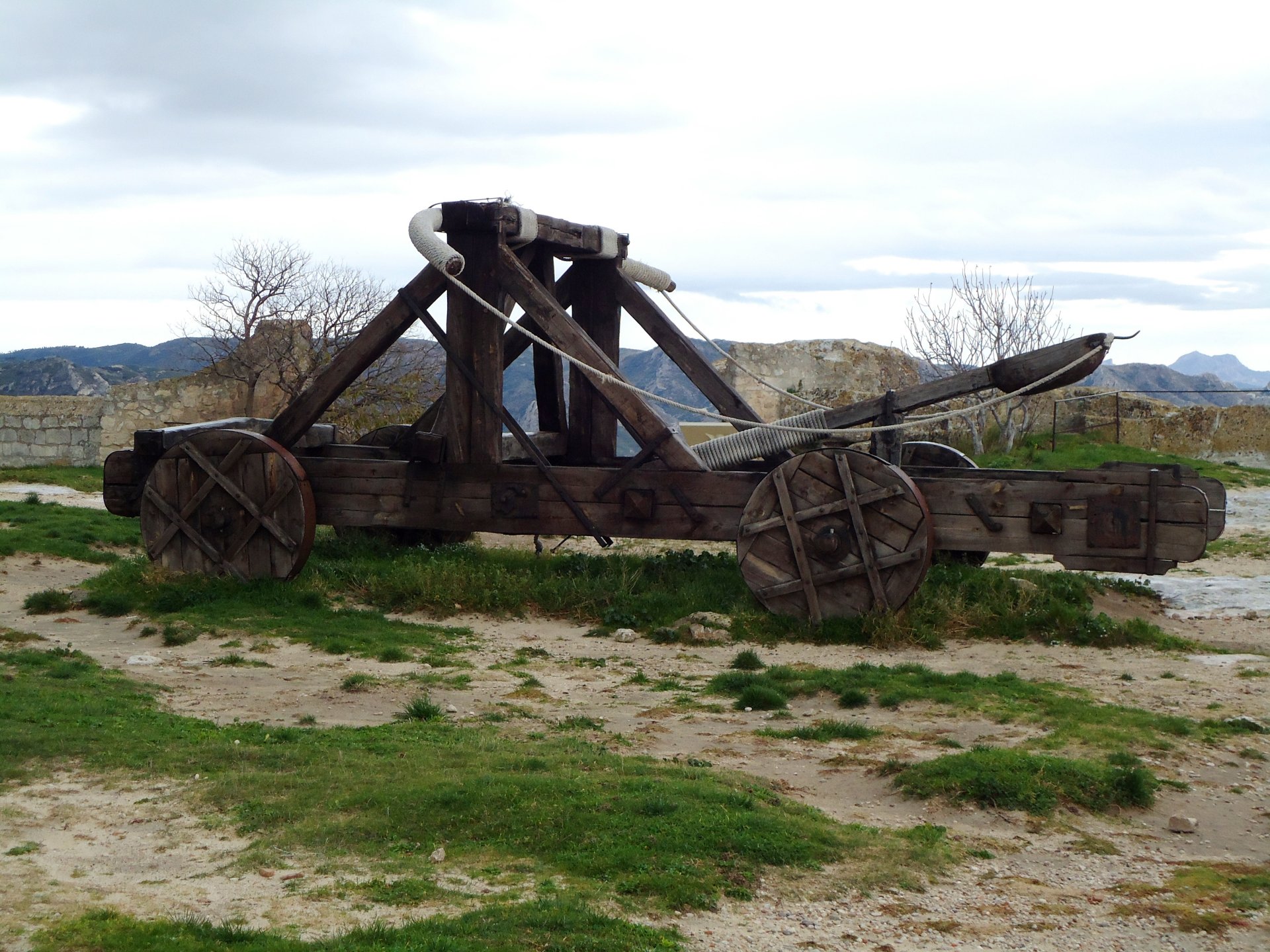 catapulta catapulta antiguo madera máquina de doble brazo acción de torsión para lanzar piedras