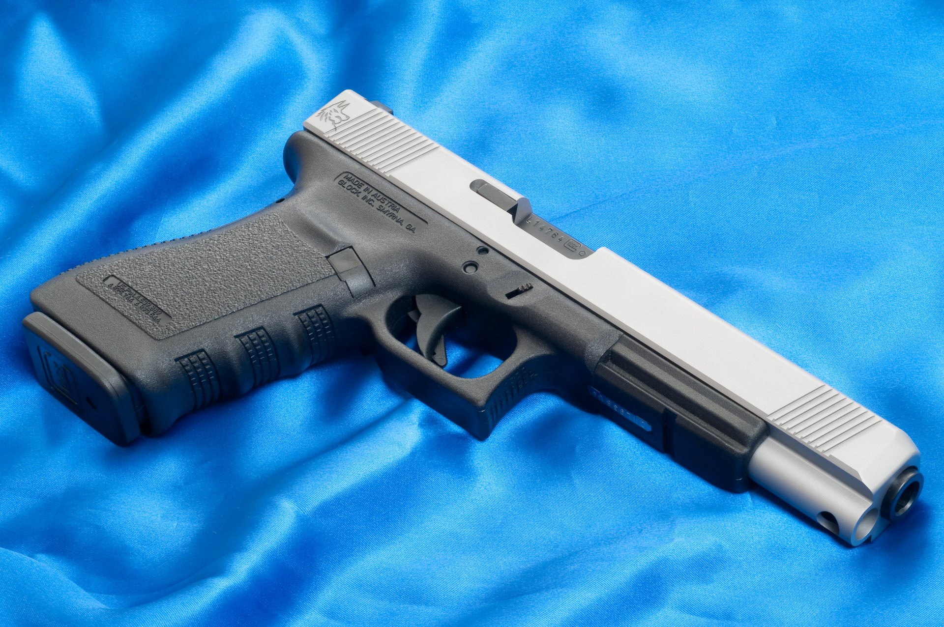 glock 20l pistole 20l waffe tapete österreich hintergrund blau