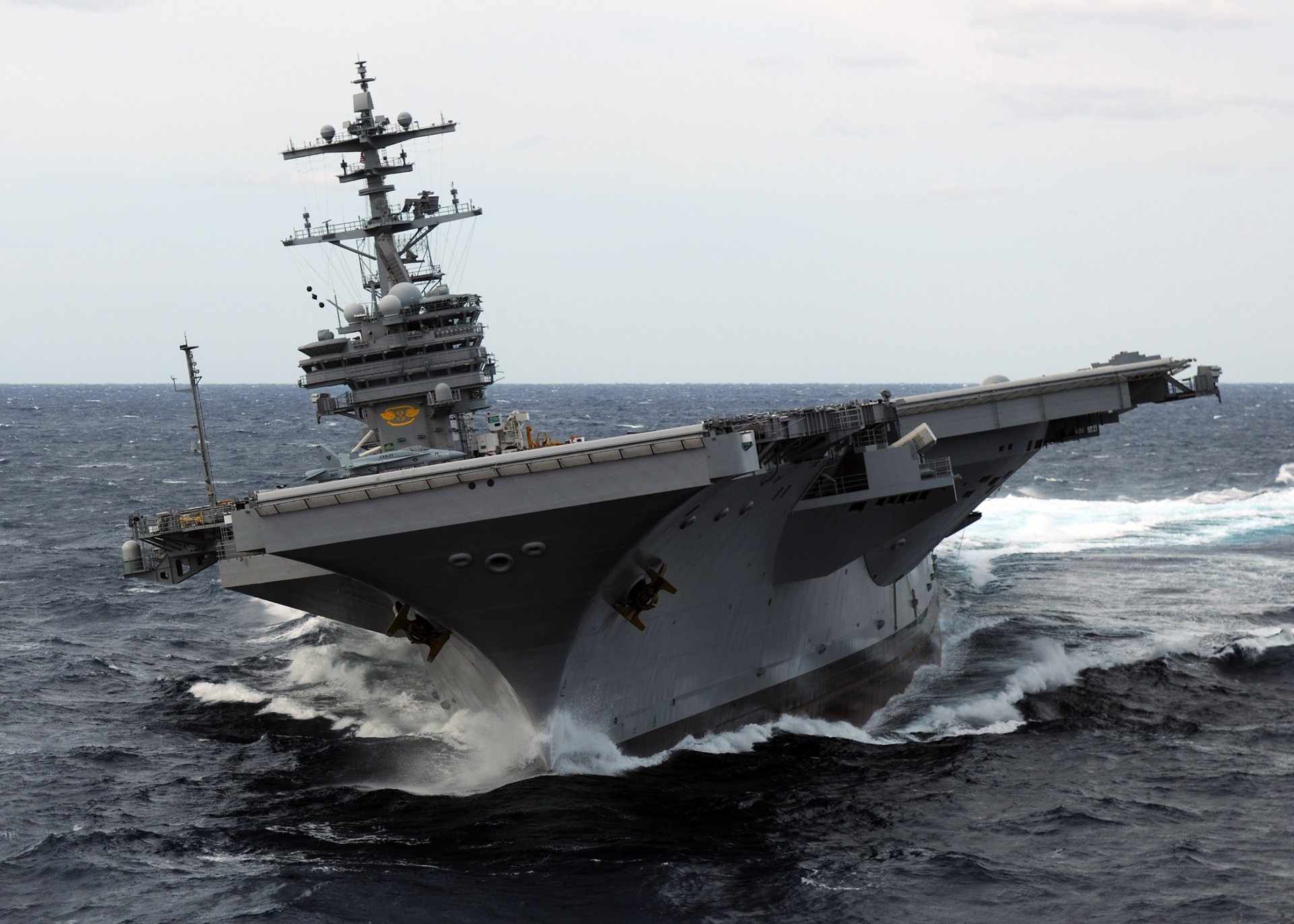 uss george hw bush cvn-77 flugzeugträger nimitz-typ schiff umkehrung ozean wellen