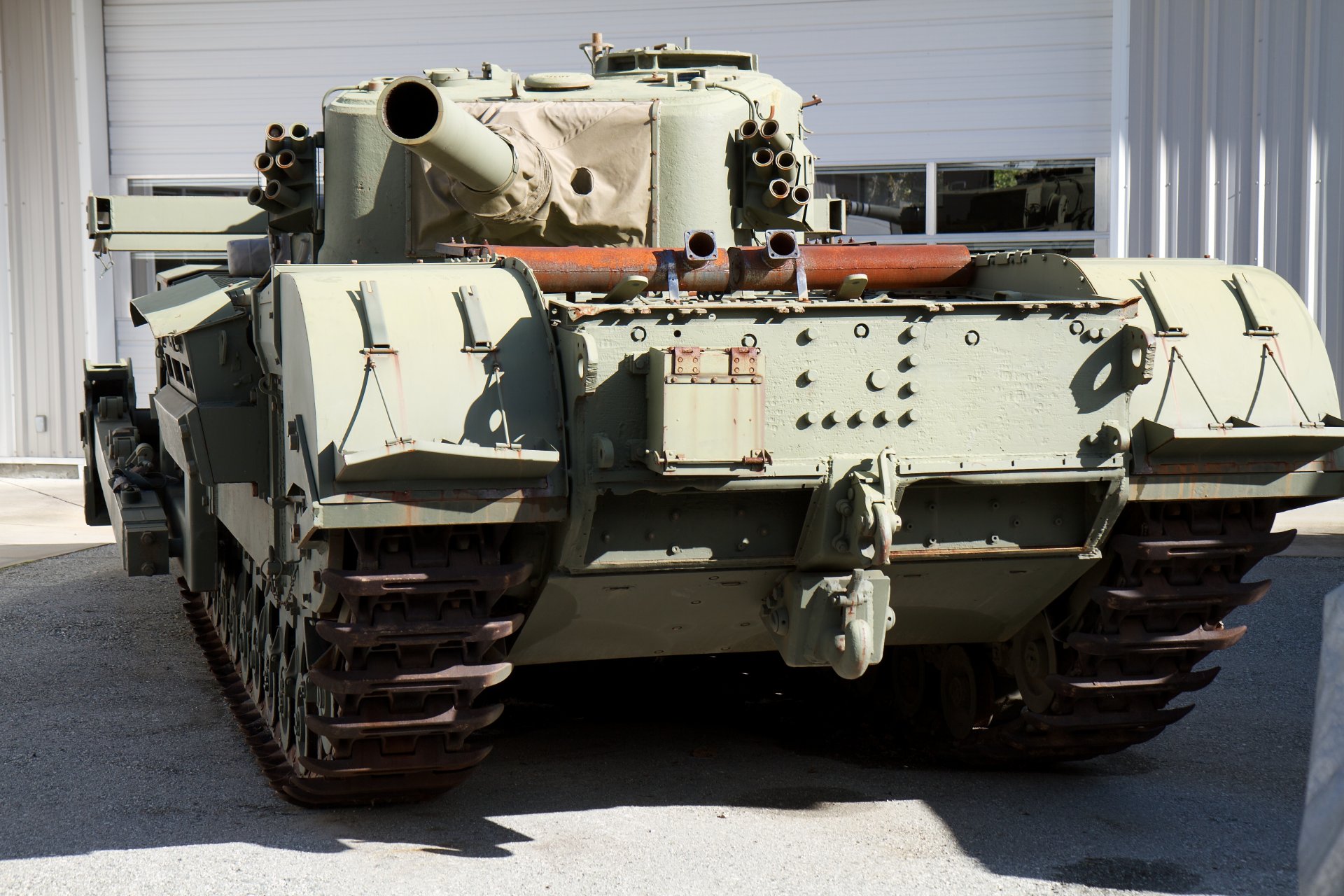 churchill avre brytyjski czołg lufa kaliber 290 mm ww2