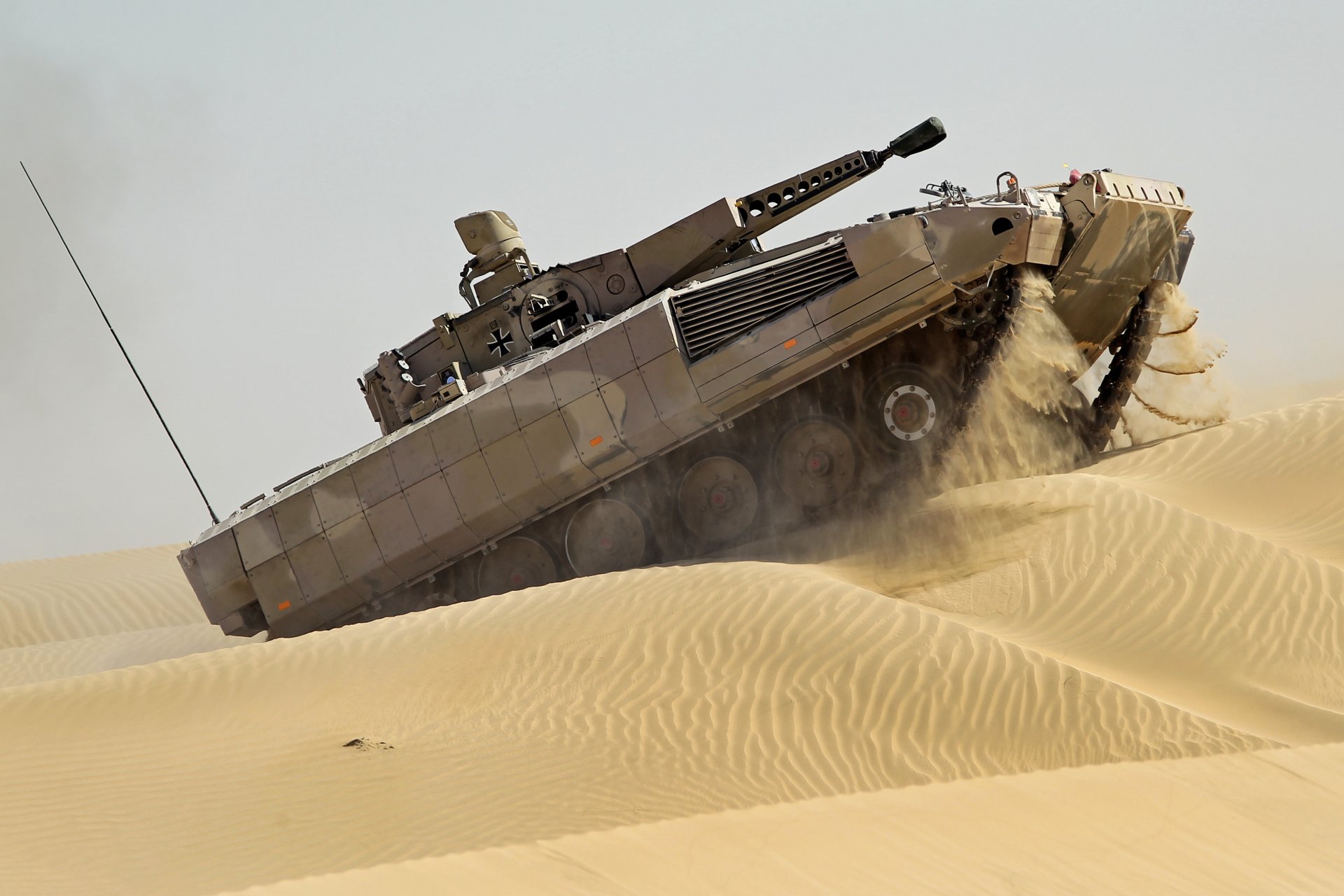 puma-bmp puma-schützenpanzer infanterie-kampffahrzeug militärische ausrüstung deutschland bundeswehr sand