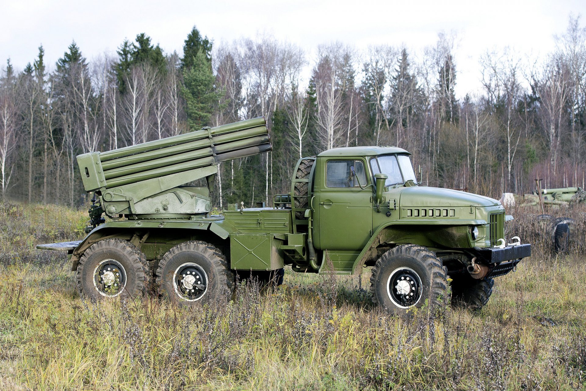 bm-21 granizo mlrs jet sistema volea fuego bosque