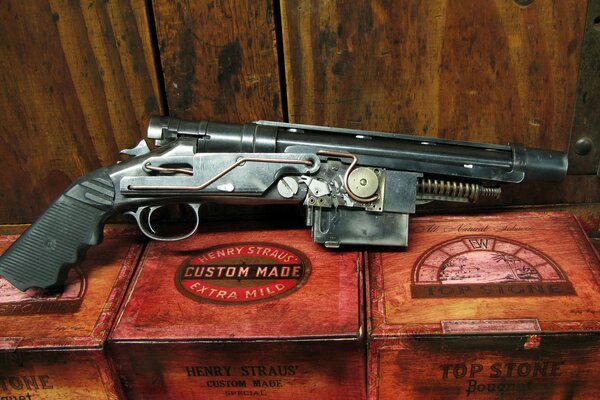 Pistola hecha en estilo steampunk