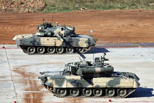 T-80U tanks at the tank biathlon in 2013