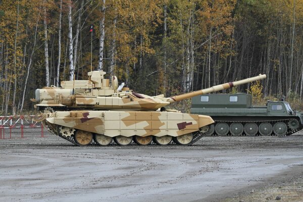 Uvz tanque y vehículos blindados en Rusia junto con el equipo militar T-90 MS