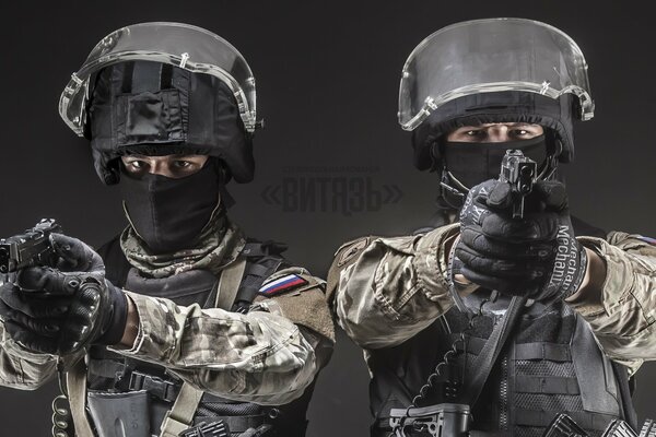 Super-héros modernes: SWAT en tenue avec un pistolet