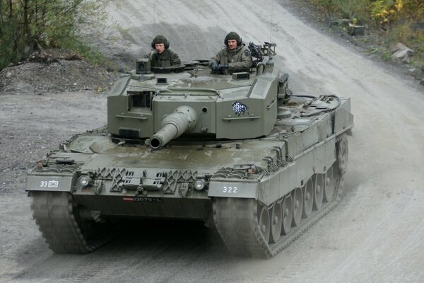 Tanque Leopard 2A4 en el sucio drrog austriaco