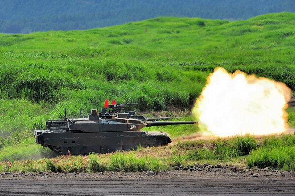 Tanque de batalla en el campo verde. BL