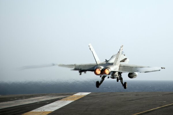 Avión de portaaviones despega del cielo