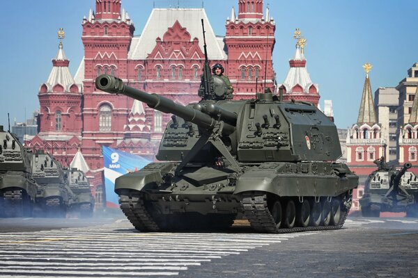 Instalación de artillería autopropulsada en la Plaza roja 9 de mayo desfile de Rusia