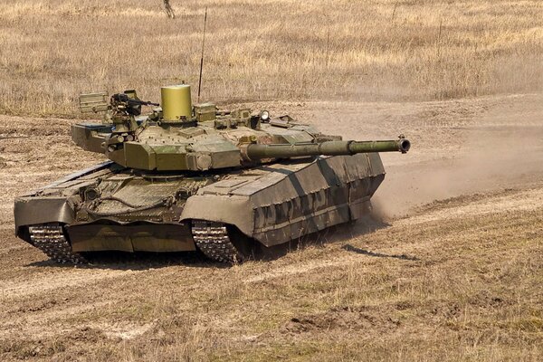 Ejercicios del ejército en la estepa de Ucrania en los tanques t84u