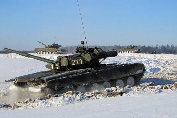 El tanque T - 80 BV en Rusia en la nieve de invierno