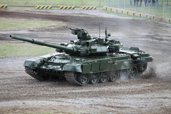 El tanque T-90 viaja por el barro en el relleno sanitario