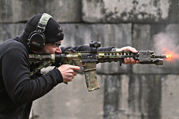 Un homme tire une arme M4