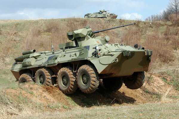 Brudny BTR - 82am na boisku Rosja