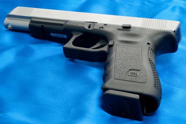 Pistole Glock 20L auf blauem Hintergrund