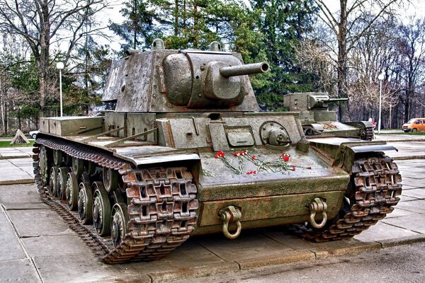 Monumento al tanque soviético con claveles