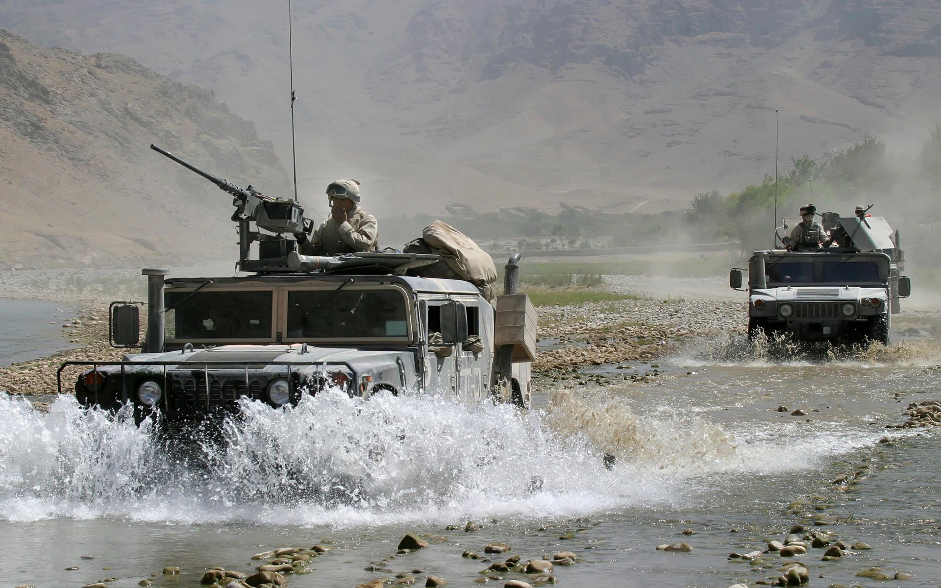 afghanistan montagne fiume pietre esercito auto hummer soldati contingente esercito stati uniti