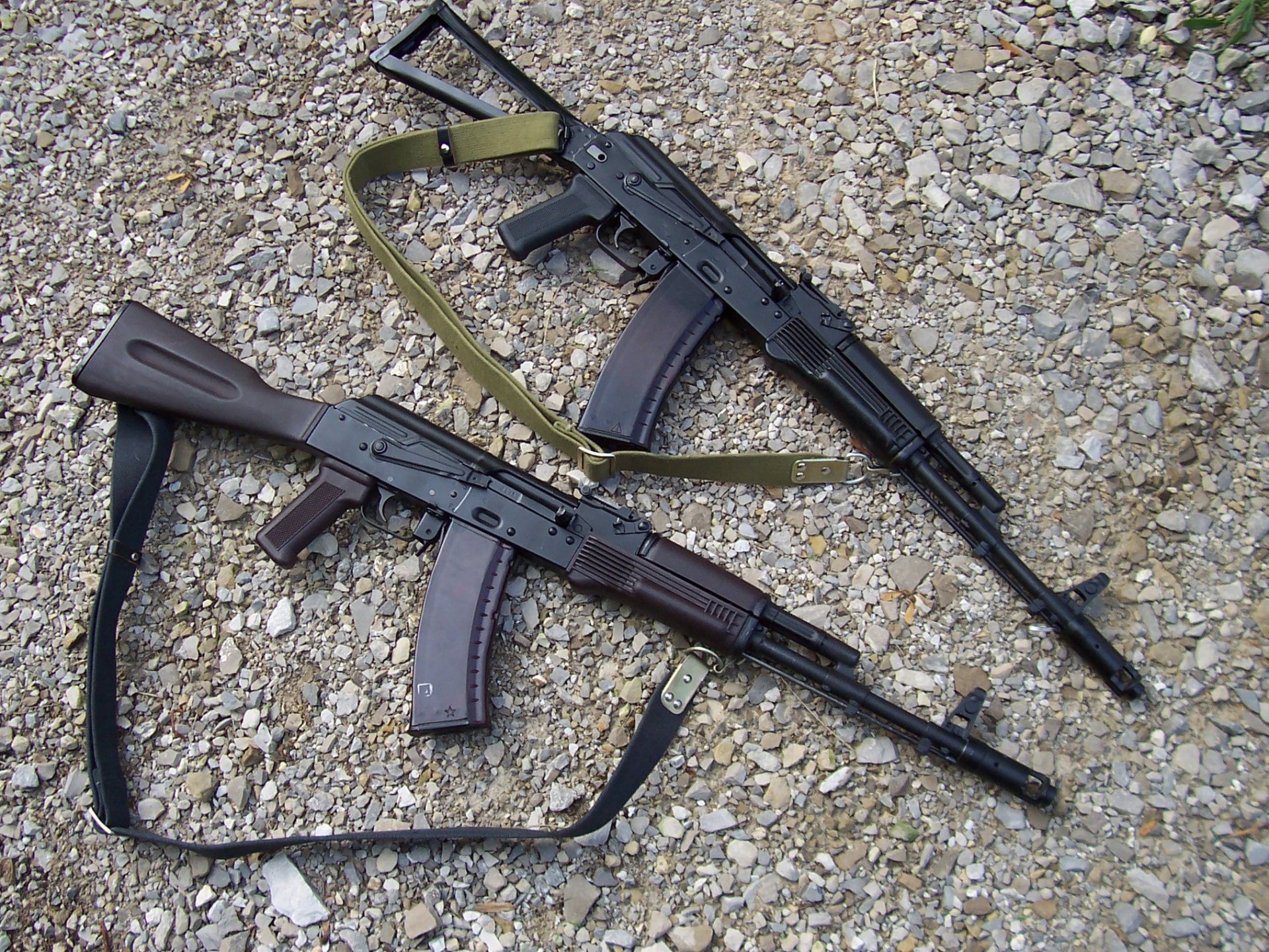 ak-74 karabiny maszynowe kałasznikowa kałasz 2 sztuki żwir