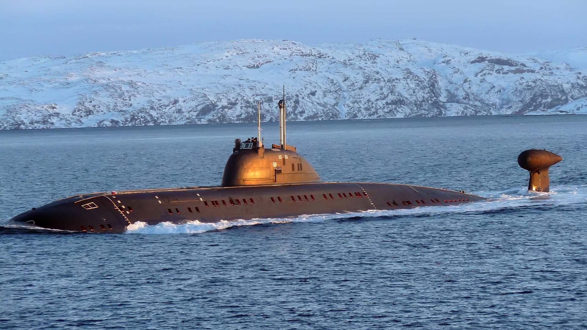 marine sous-marin bateau dans océan dali neigeux montagnes