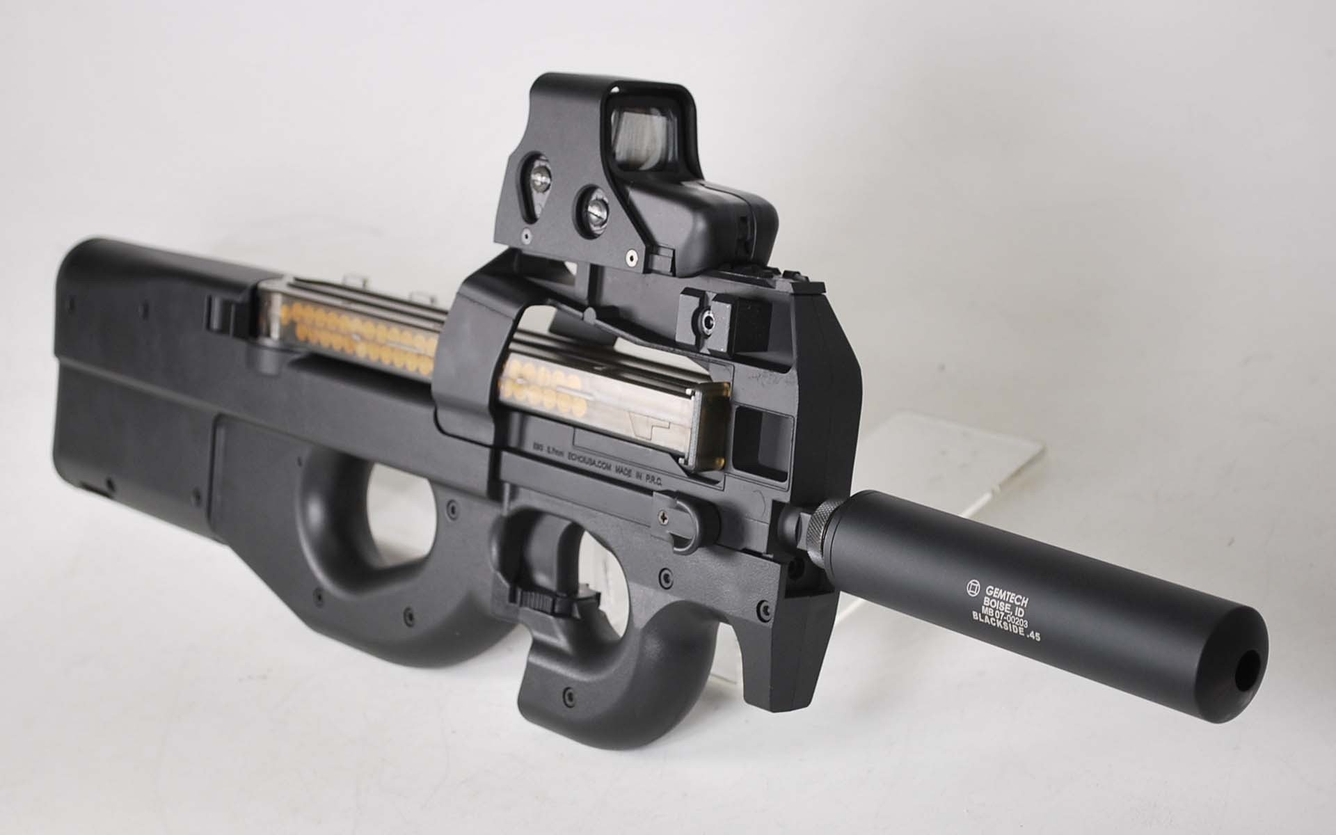 fn p90 belgijski pistolet maszynowy osobista broń samoobrony opracowana w latach 1986-1987. został opracowany przede wszystkim dla czołgistów i kierowców pojazdów bojowych ma w pudełku magazynek na nabojach pocisk tego naboju zdolny do przebijania tytusa