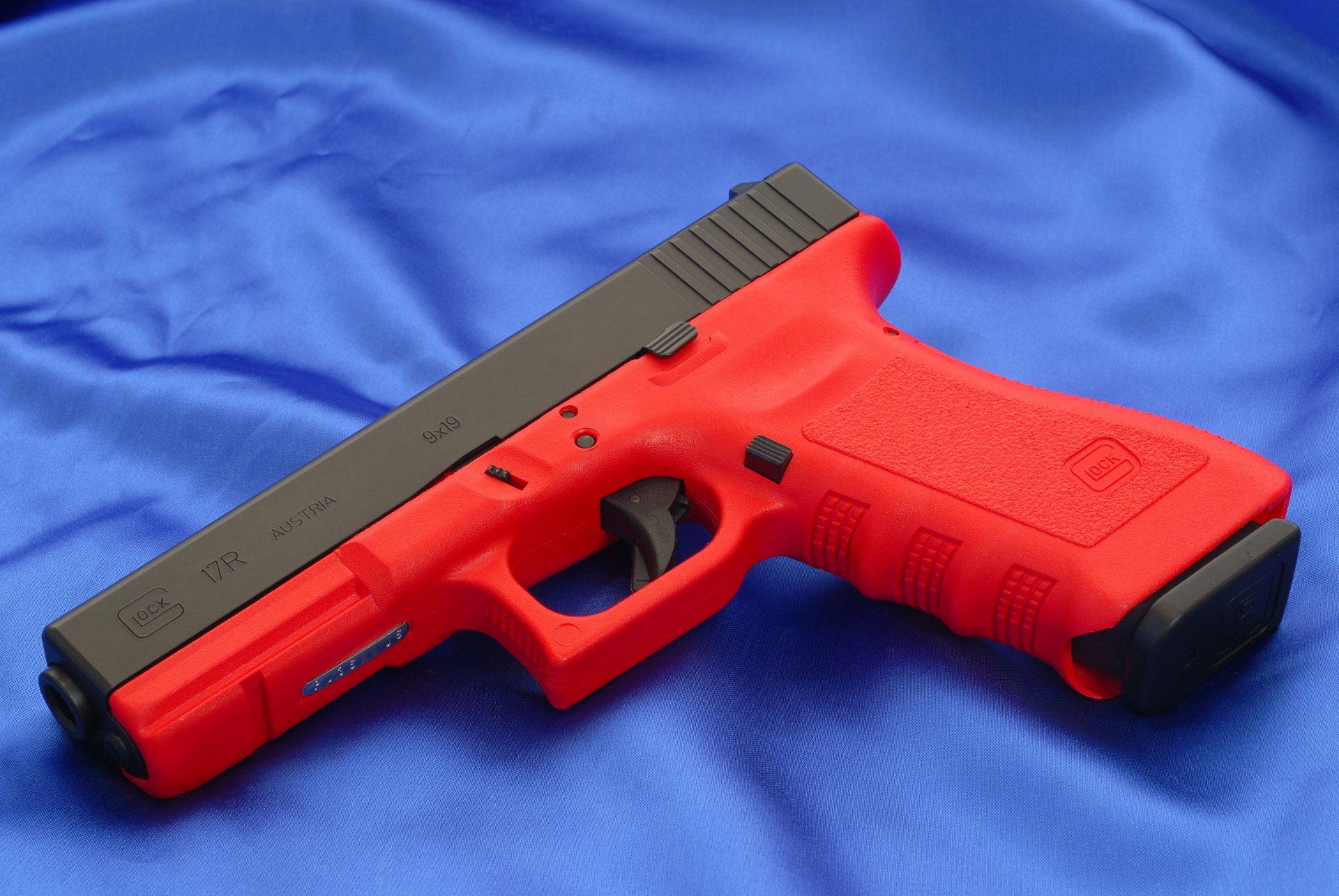 glock 17r pistolet arme papier peint rouge autriche 17r tronc rouge fond toile bleu