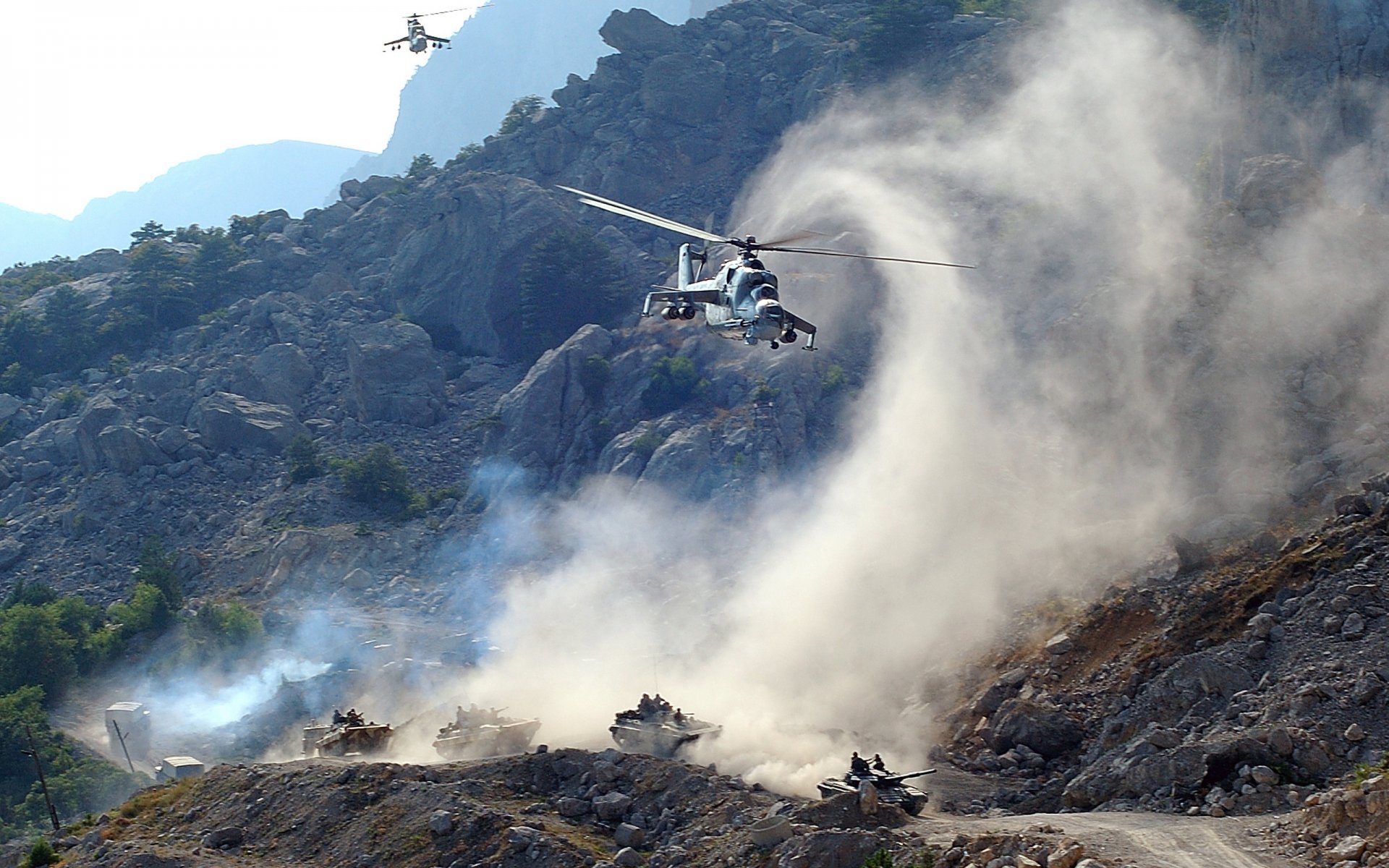 columna vehículos tanque bmpshki cobertura escolta helicópteros mi-24 montañas carretera humo polvo