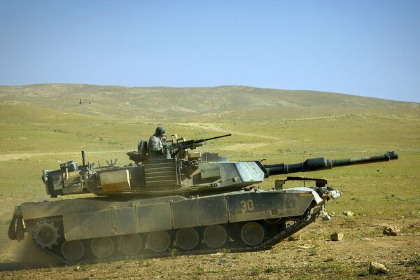 Militärpanzer im Feld mit Waffen