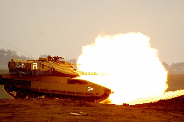 Carro armato cavalca a terra e vicino al fuoco